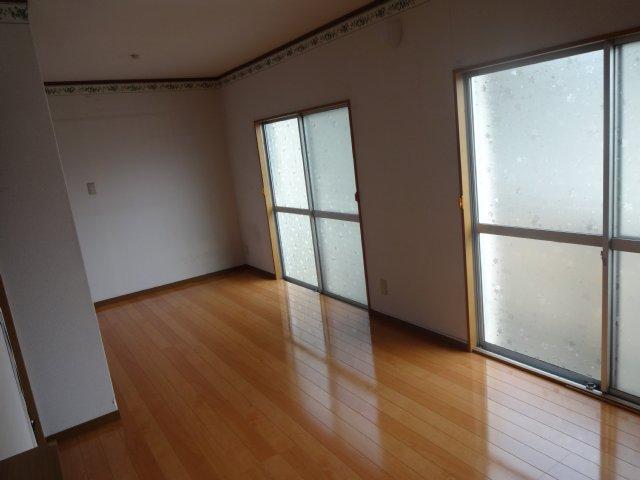 Living. Local (04 May 2013) Shooting