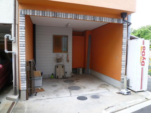 Parking lot. Mansion with a garage to protect the important car