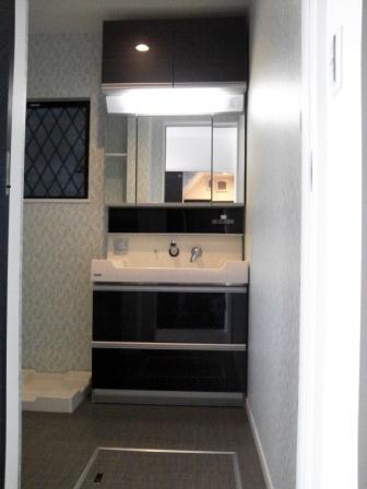 Wash basin, toilet. Wide 900 vanity, Storage is plenty