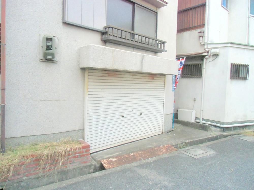 Parking lot. Local (10 May 2013) Shooting