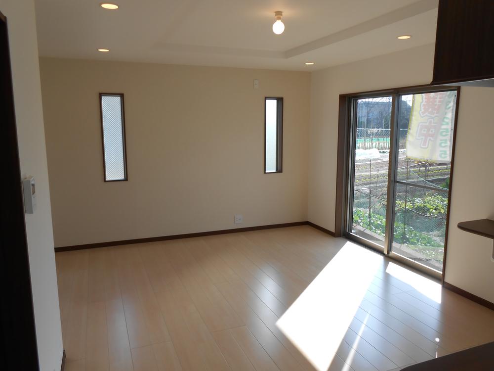 Living. ☆ In spacious space, Large windows located both north and south, Preeminent ventilation.