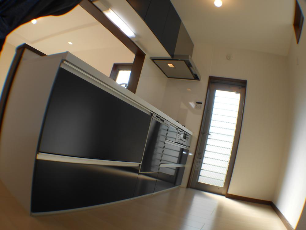 Kitchen. ☆ The color of the kitchen, which contracted in the white living room.