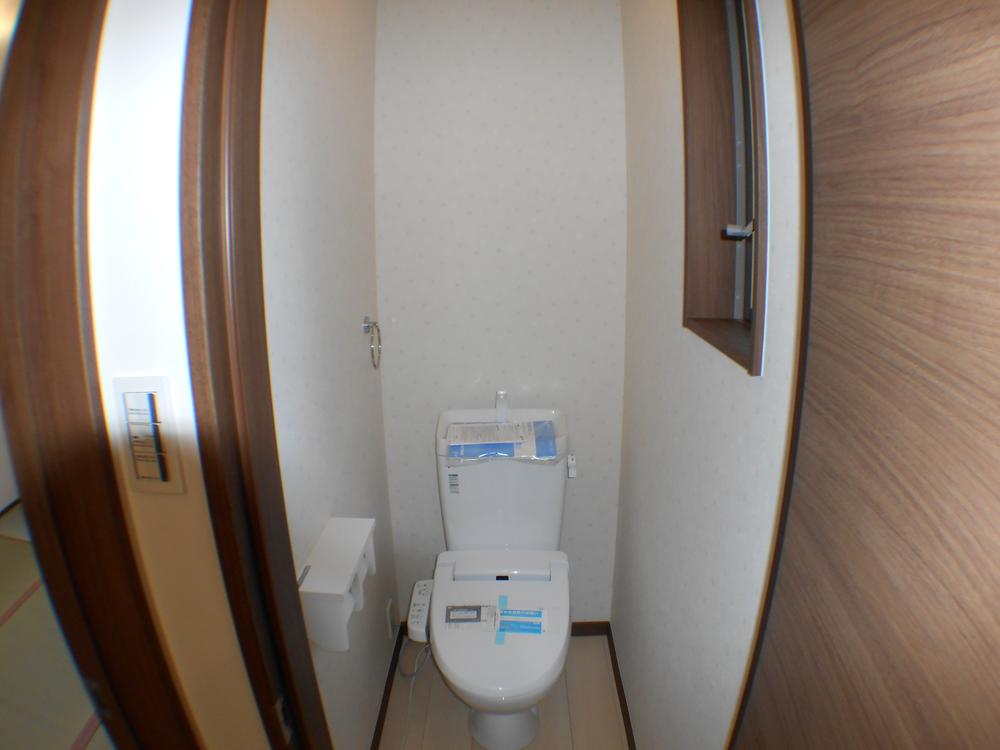 Toilet. ☆ There is also a space to put small items.