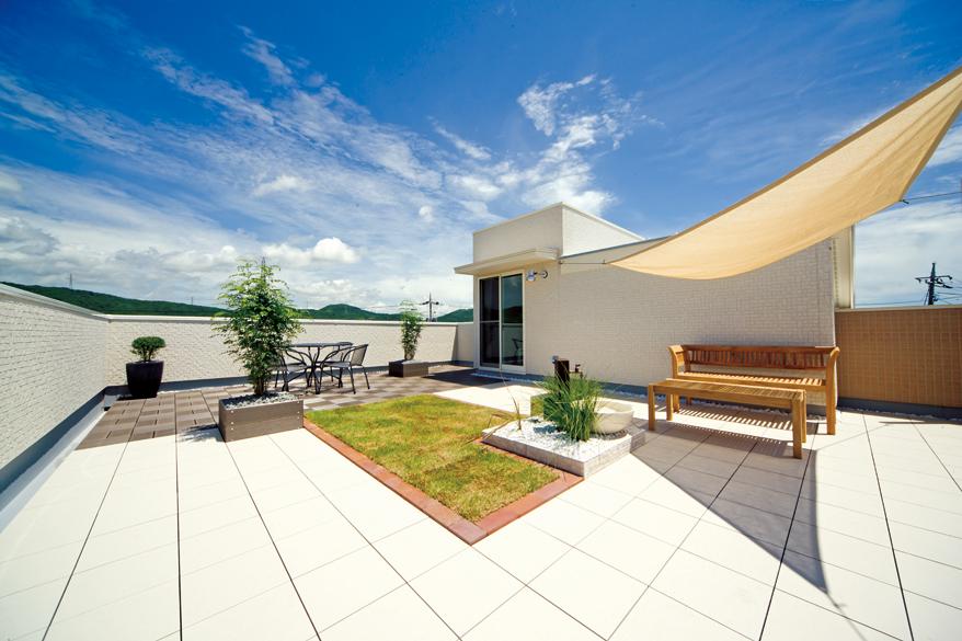 Garden. Family only of private garden on the roof. Enjoy the moment of family reunion in the family everyone. (Construction Case Study)