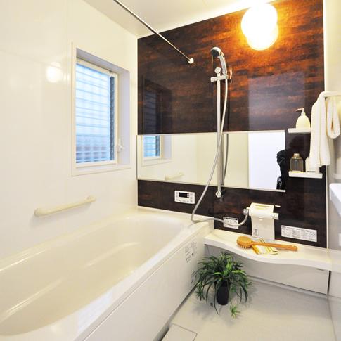 Bathroom. Please heal the fatigue of the day in one tsubo type of bathtub. From the shape of the tub, Can you choose from a variety of colors ranging from the bathroom panel. (Construction Case Study)