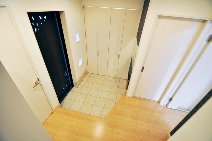 Entrance. Entrance that leads to the spacious hall.