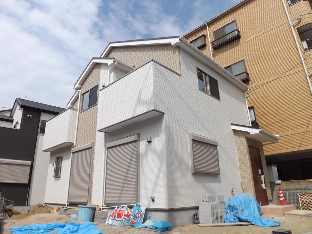 Local photos, including front road. Local (11 May 2013) Shooting