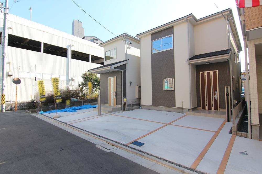 Local photos, including front road.  ◆ Local neighborhood