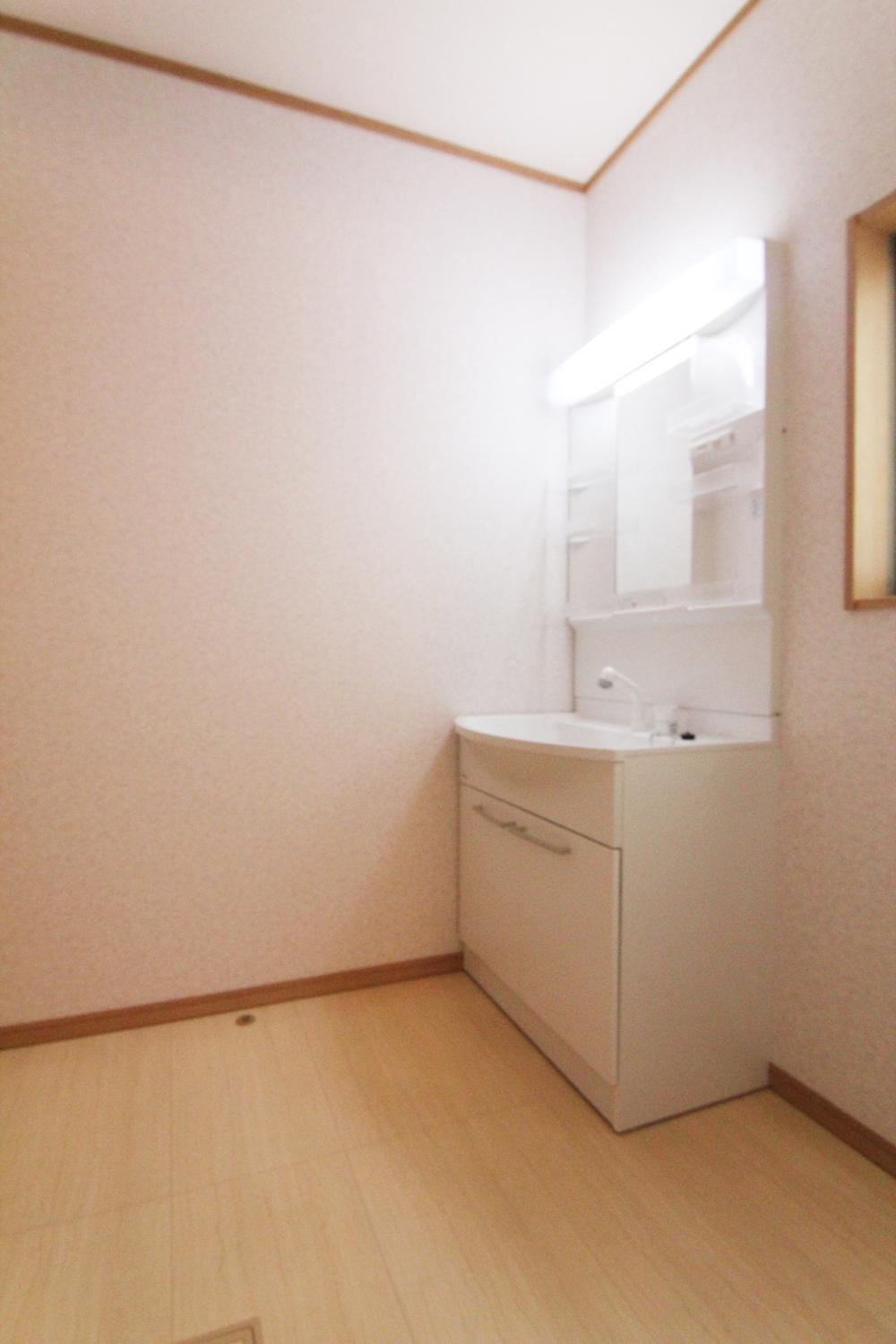 Wash basin, toilet.  ◆ Wash