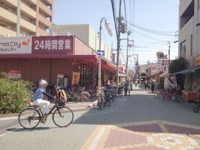Supermarket. 340m until Gourmet City Owada store