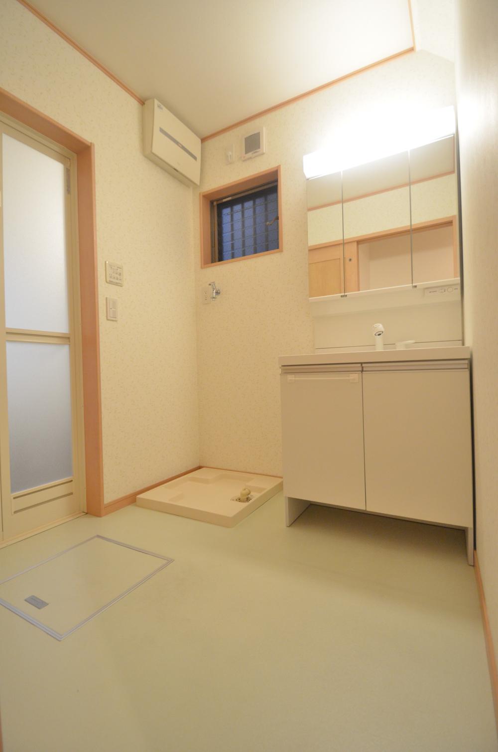 Wash basin, toilet. Indoor (September 2013) Shooting