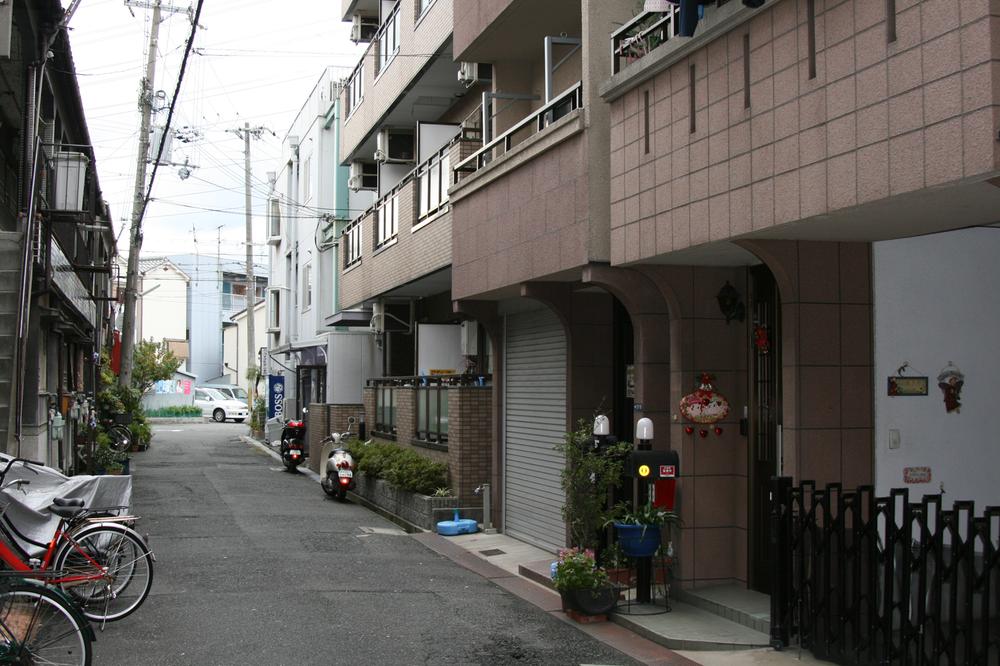 Local photos, including front road. Since it is a remote control electric shutter, Garage comfortably on a rainy day!