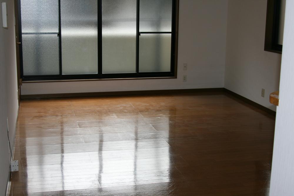 Living. Since the living room is wide is the sofa to choose is fun