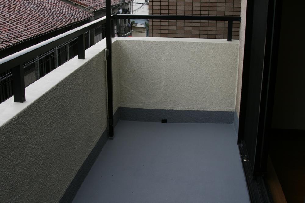 Other introspection. Veranda is wide, It is of course waterproof construction work already