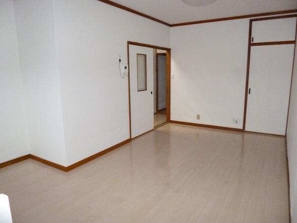 Living.  ☆ Cross Zhang Kawasumi