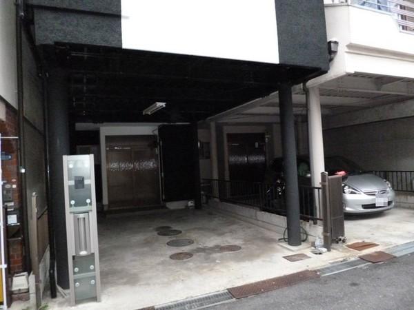 Parking lot.  ☆ Built-in garage