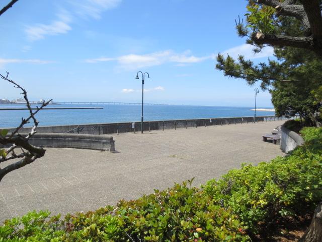 Other Environmental Photo. Is a promenade that continues until the back of the 400m home to promenade.