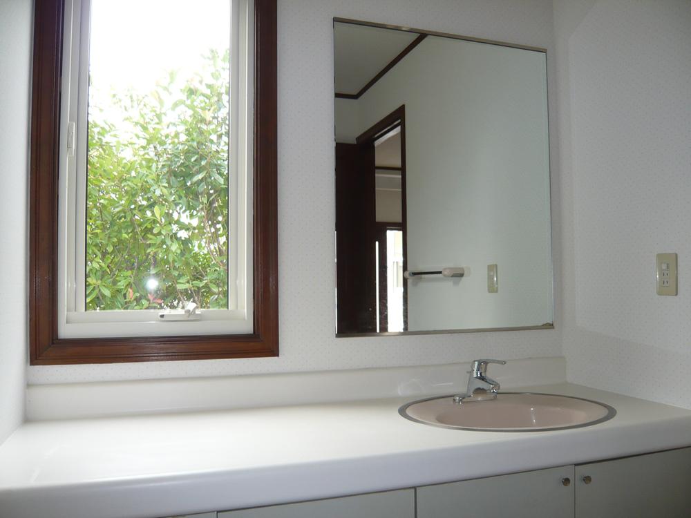 Wash basin, toilet. ☆ Wash basin ☆