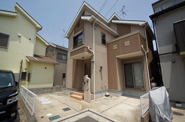 Local appearance photo. 1989 units 18-year Built Higashi-Kaizuka Station 8 min. Walk normal car ・ Mini one parking OK! 