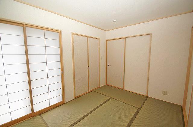 Non-living room. Japanese-style room next to the living room
