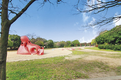 park. There is also a ball game open space and tennis courts in the large site of 500m 8.62ha to beach industrial park