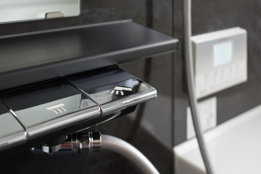 Bathroom. The bathrooms are spacious and 1 tsubo. Pat ventilation because it also comes with large windows!