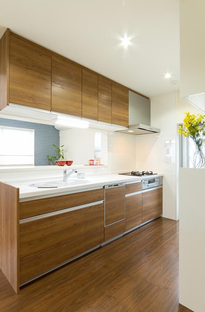 Kitchen. Easy-to-use kitchen is face-to-face. You can make the dishes while taking communication.