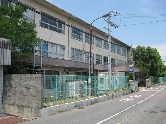Junior high school. 550m to a second junior high school