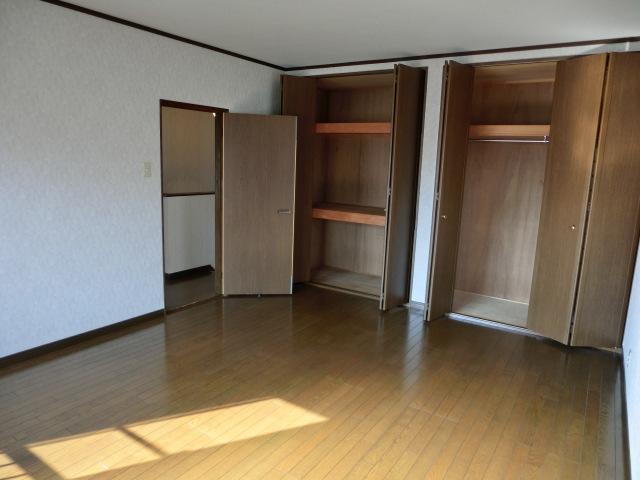 Non-living room. Western-style 10 Pledge. There is also storage