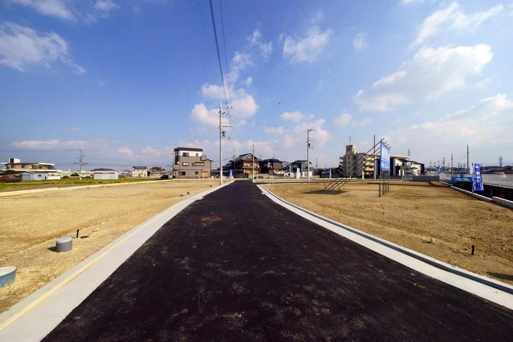 Local photos, including front road. Local photo (December 2013 shooting)