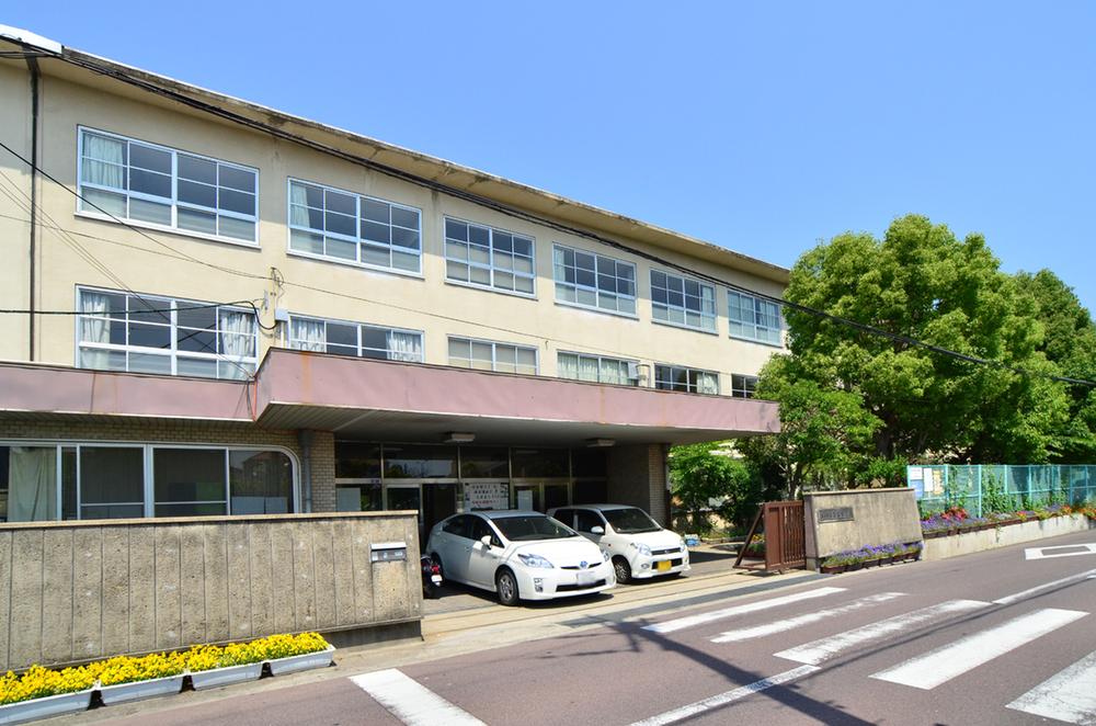 Junior high school. 650m to Kaizuka Municipal second junior high school