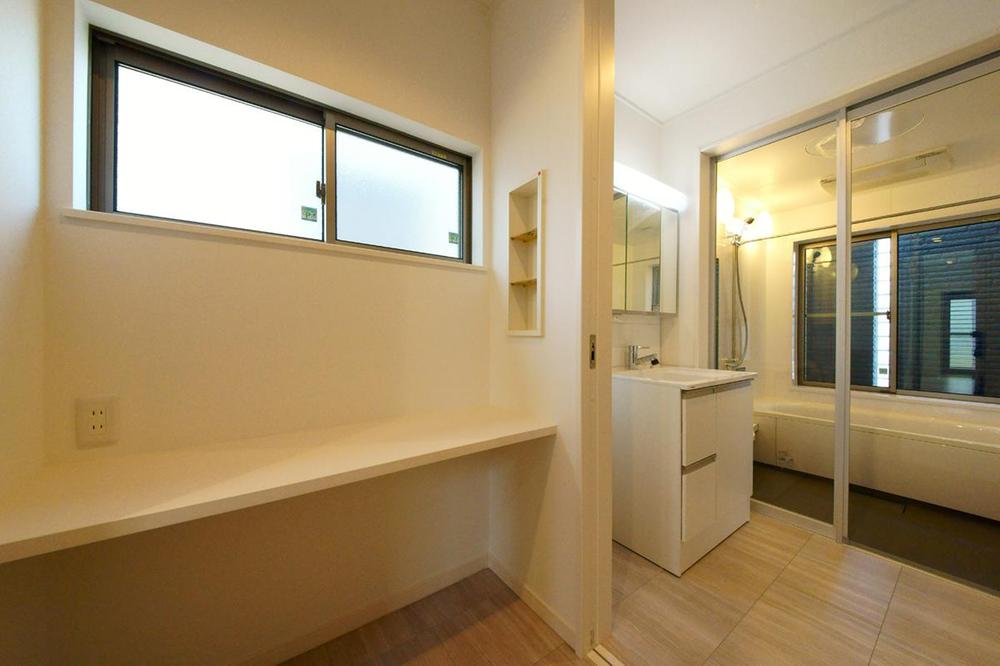 Model house photo. A straight line of housework Raku design from the kitchen to the bathroom.