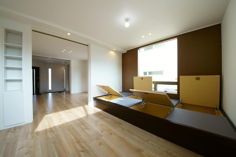 Model house photo. Under the tatami corner storage.