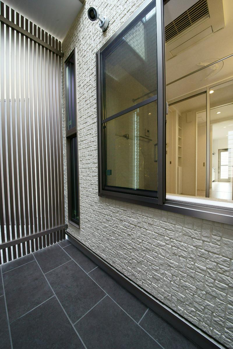 Model house photo. Outside the bathroom decorate and plant atrium Doma. (Not visible from the outside)