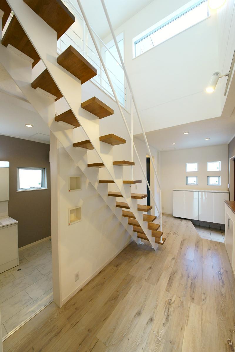 Model house photo. Strip Stairs and Fukinuki. Entrance hall with a sense of openness.