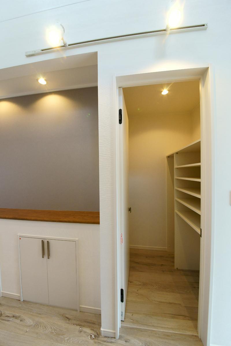 Model house photo. Family for cloak. Pat storage of entrance around.