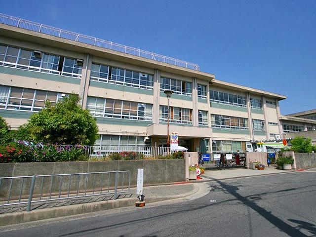 Primary school. 700m to the center primary school