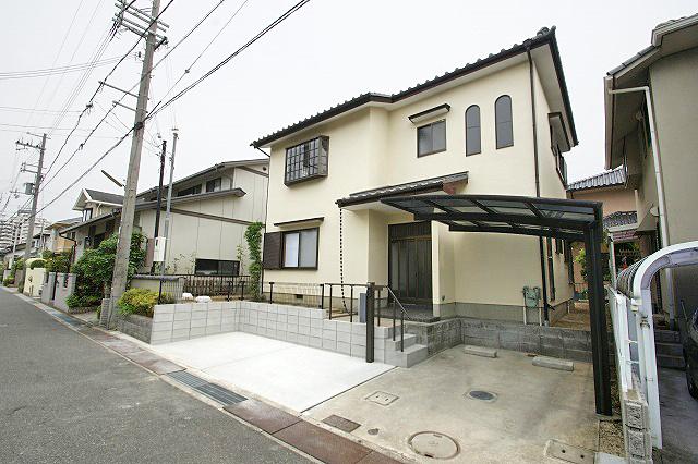 Local appearance photo. One standard-sized car ・ Mini one parking OK! Front road is wide (width 5.9m), Parking is easy to open outside the structure