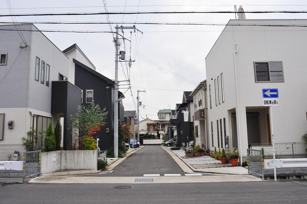 Local photos, including front road. Open outside the structure of a feeling of opening. It remains of gardening and home garden also think. Of course, we also considered the security. (Shooting on site)
