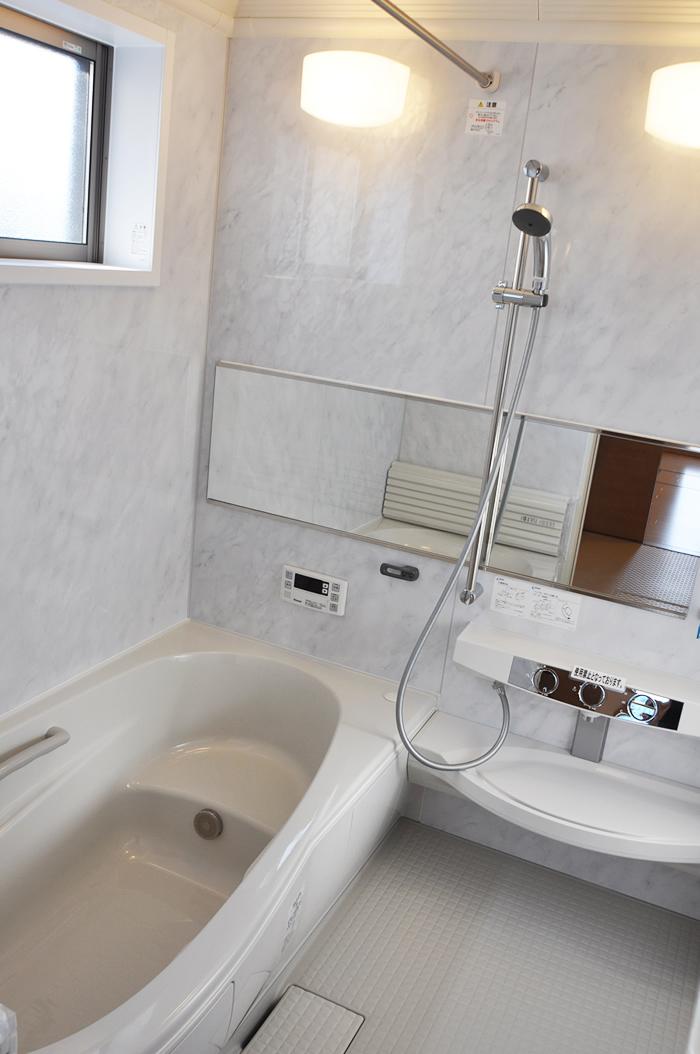 Bathroom. A large tub put off the foot, For us slowly heal fatigue of the day. (No. 6 place local model house)