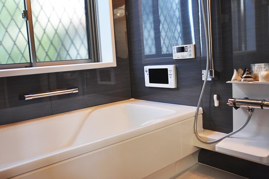 Bathroom. Bathroom inserting plenty of light. A large tub put off the foot, For us slowly heal fatigue of the day. (No. 8 land local model house)