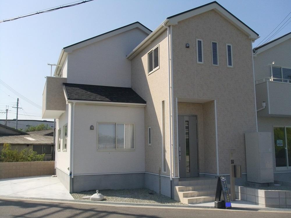 Local photos, including front road. No. 2 place appearance photo