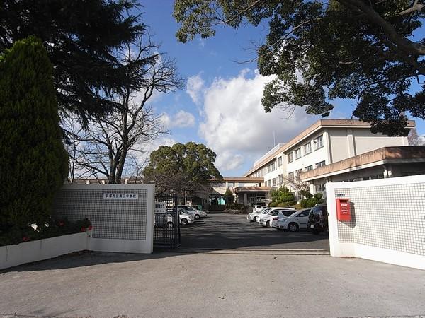 Junior high school. 1900m to the third junior high school