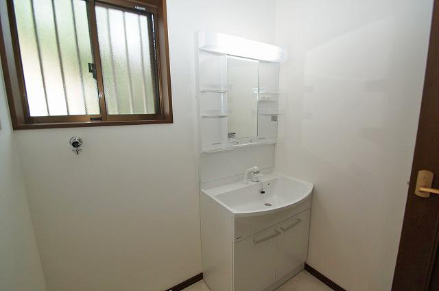 Wash basin, toilet. Cross re-covered settled / Vanity had made