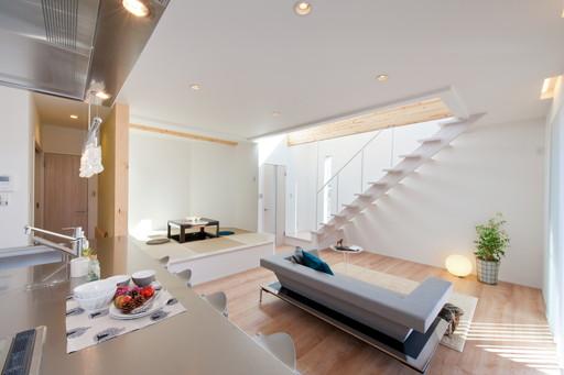 Model house photo. It has become the stairwell top, Bright living space. Was made by changing the height Japanese-style room also blocked moderately space, It is likely to come in handy at the time of visitor.  [Construction Case]