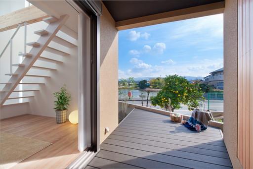 Building plan example (introspection photo). Deck corner adjacent to the living room. Playing the child on a rainy day, Occasionally or a meal here, This variety can enjoy likely space.  [Construction Case]