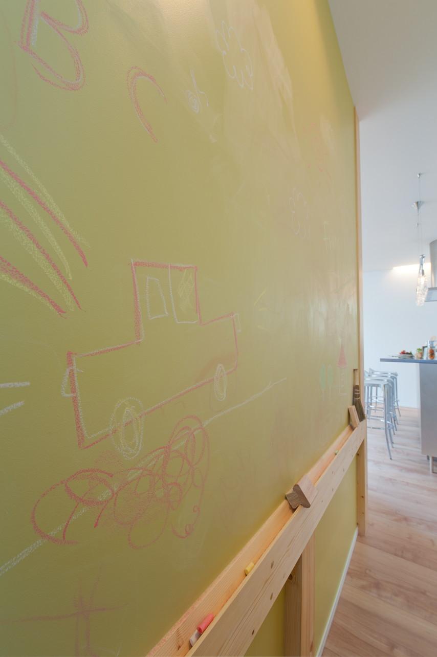 Building plan example (introspection photo). Wall of the corner of the living room is on the blackboard specification. You can also enjoy the graffiti of freely wall this if children.  [Construction Case]