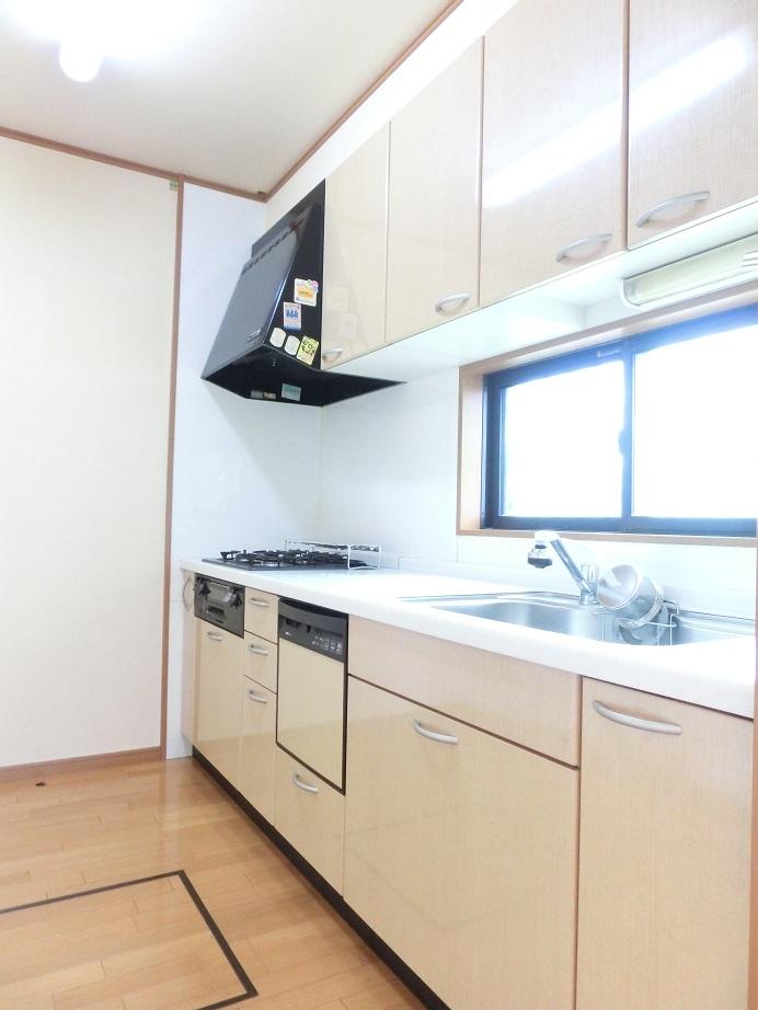 Kitchen. Convenient 3-burner stove in the kitchen