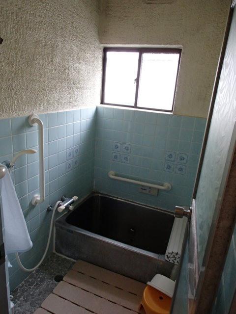 Bathroom. There is a handrail in the bathroom, It is safe! Indoor (12 May 2013) Shooting