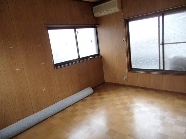 Non-living room. Bright second floor Western-style